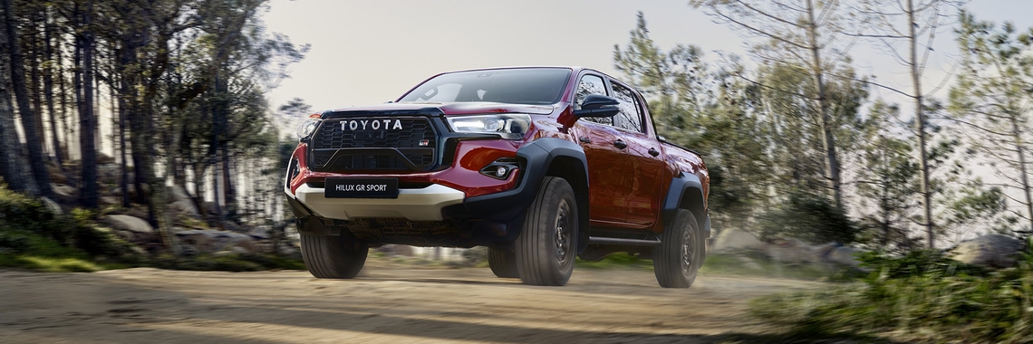 Toyota-Hilux-exterieur-linker-vooraanzicht-rood-vlakte