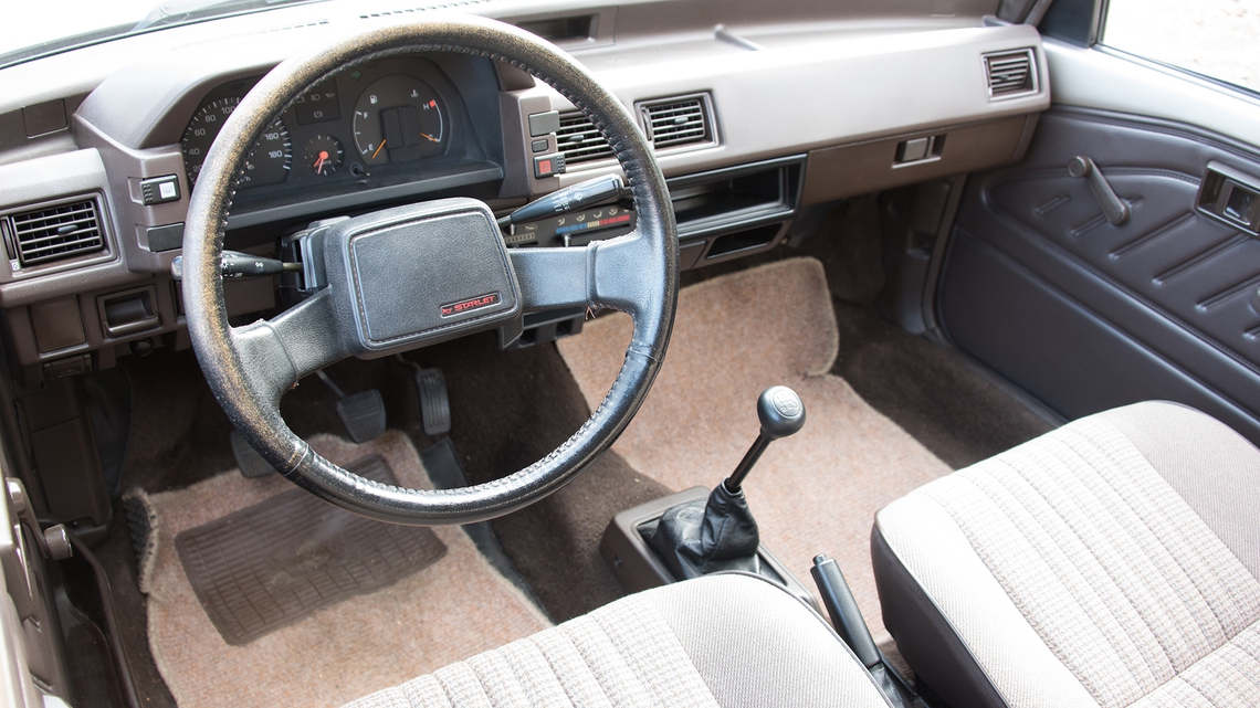 Toyota-Starlet-P7-interieur-voorstoelen-stuur-dashboard.jpg