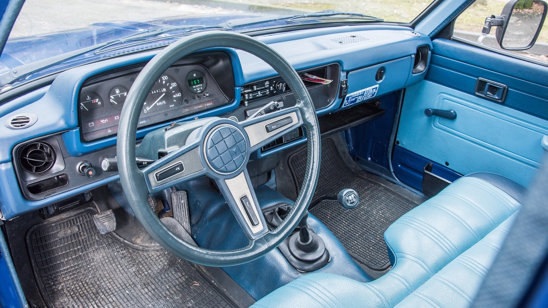 Toyota-Hilux-Land-Cruiser-HDJ80-interieur-blauw-dashboard.jpg