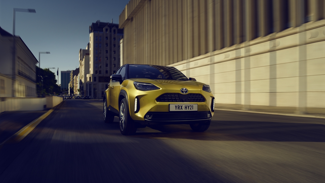 Toyota Yaris Cross exterieur driekwart rechtsvoor okergeel