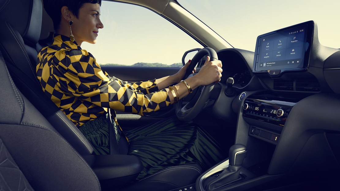 Toyota Yaris Cross interieur met bestuurder